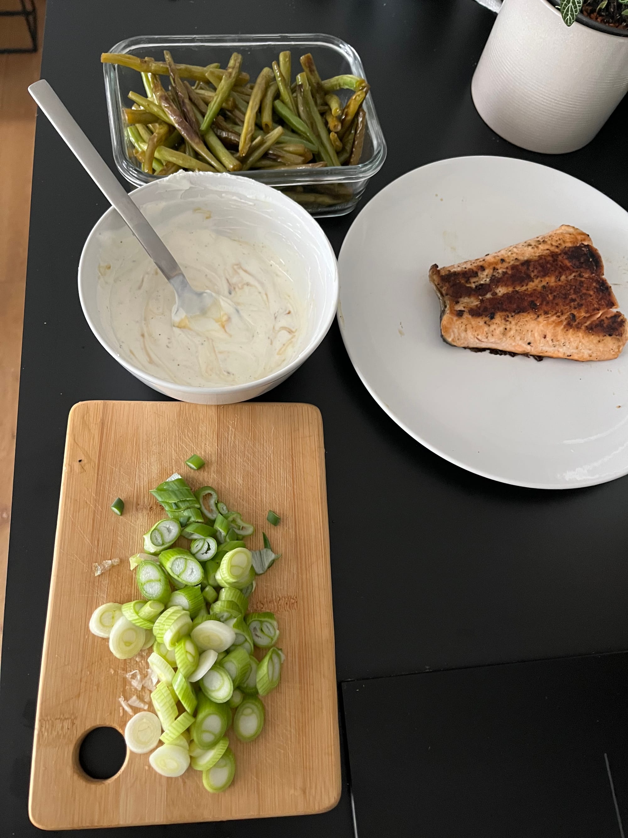 Lachs und Süßkartoffel mit Yoghurt-Honig-Tahin-Sauce
