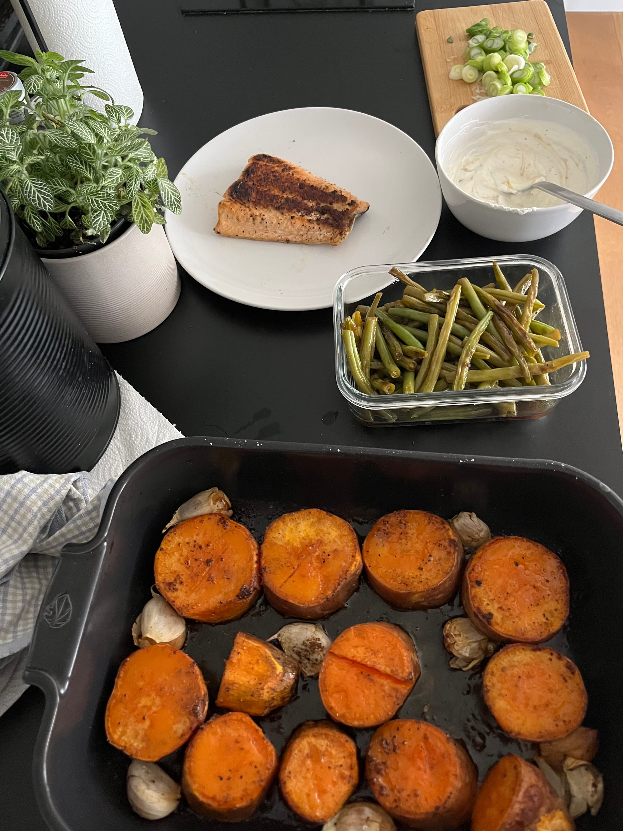 Lachs und Süßkartoffel mit Yoghurt-Honig-Tahin-Sauce
