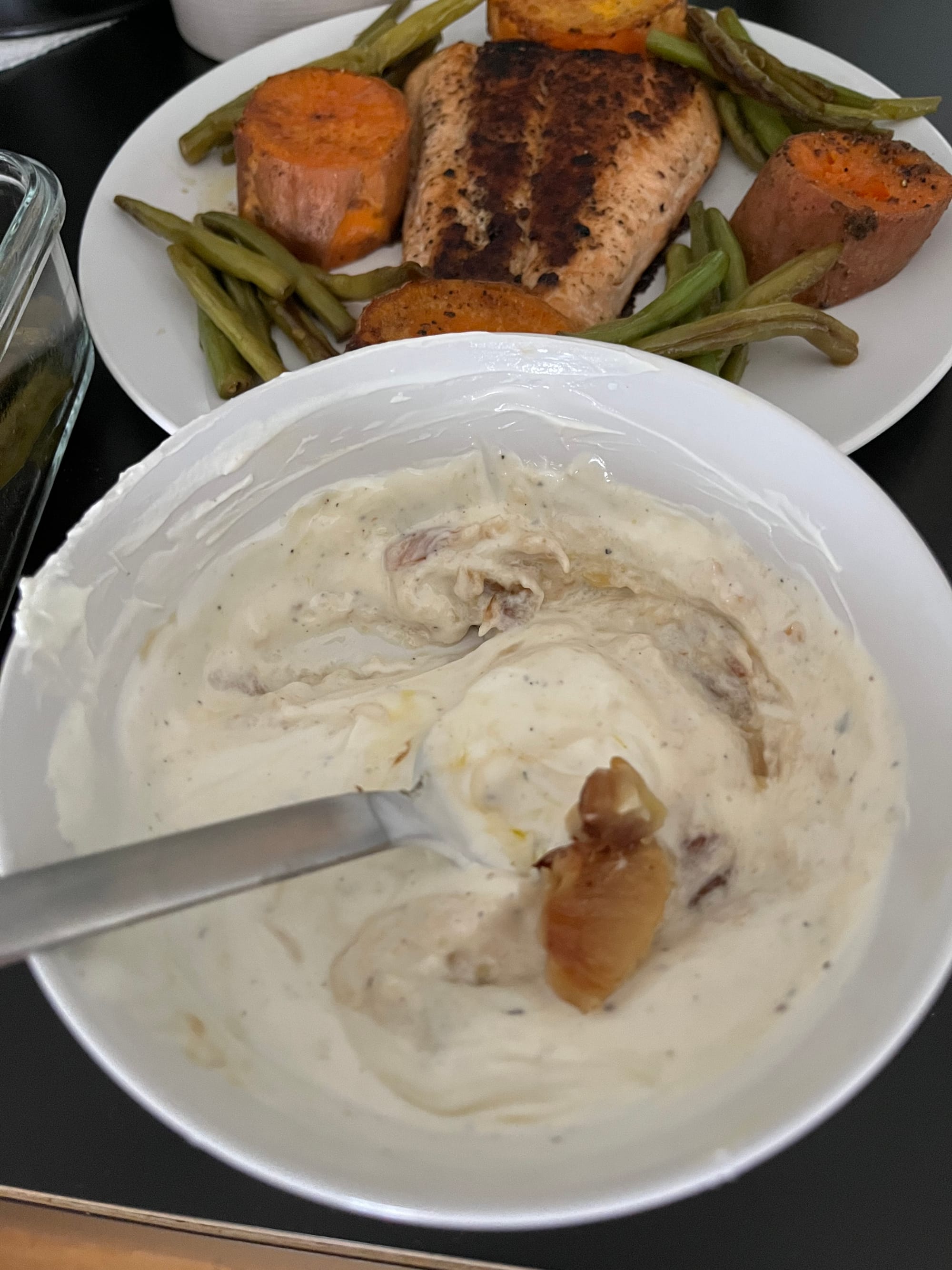 Lachs und Süßkartoffel mit Yoghurt-Honig-Tahin-Sauce