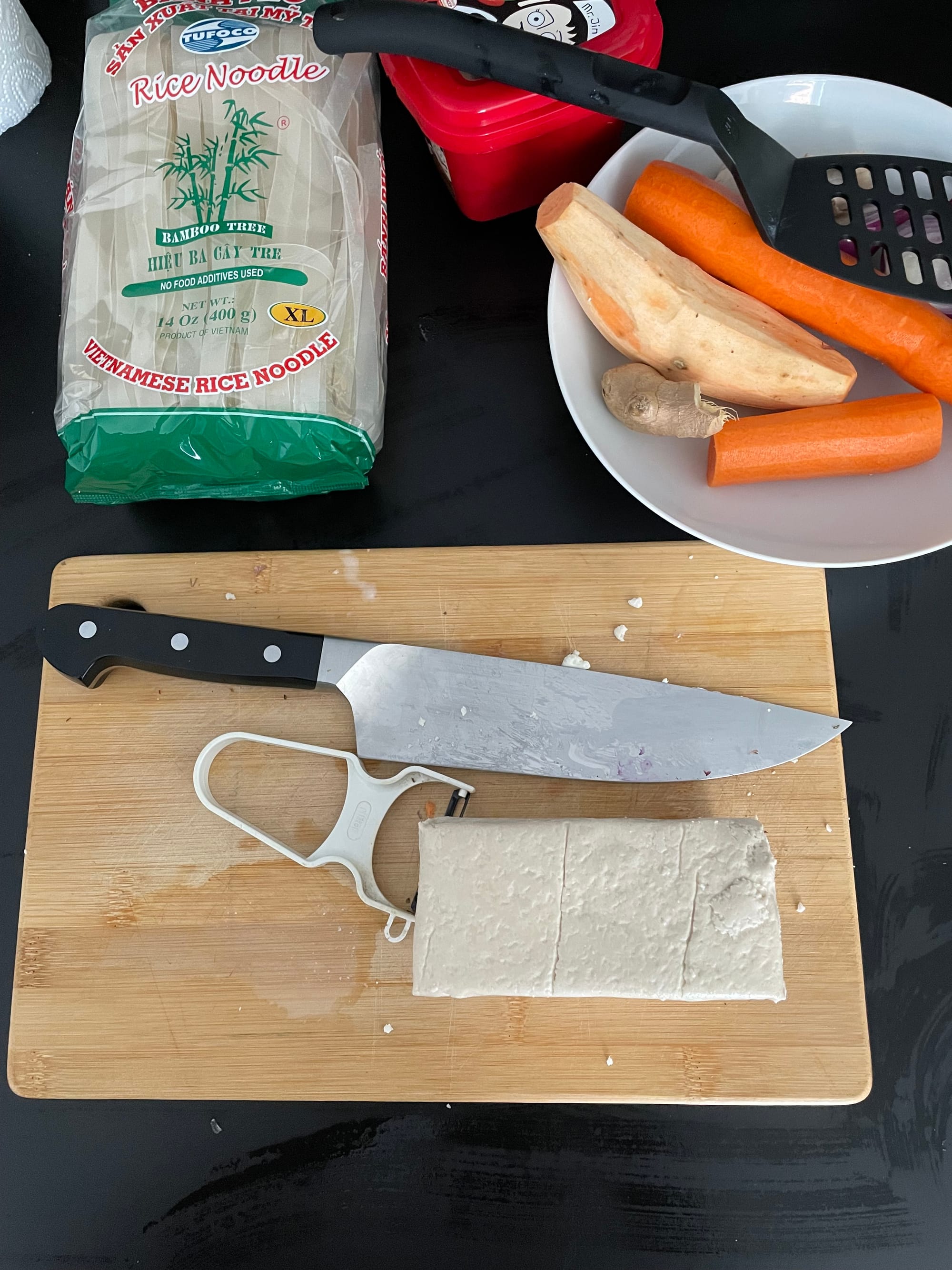 Pad Thai mit Sesam-Tahin-Sauce und Saitan Tofu