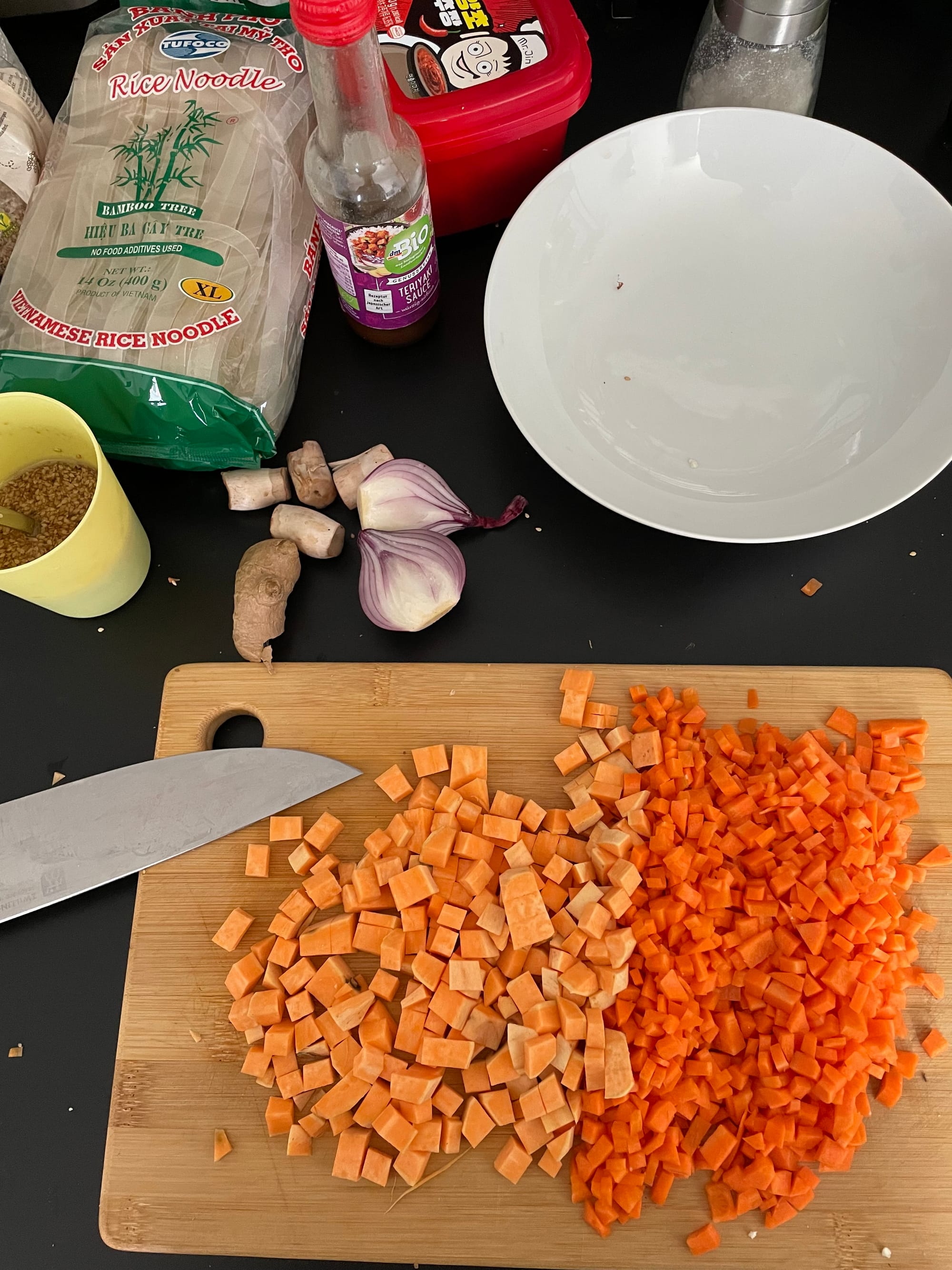 Pad Thai mit Sesam-Tahin-Sauce und Saitan Tofu