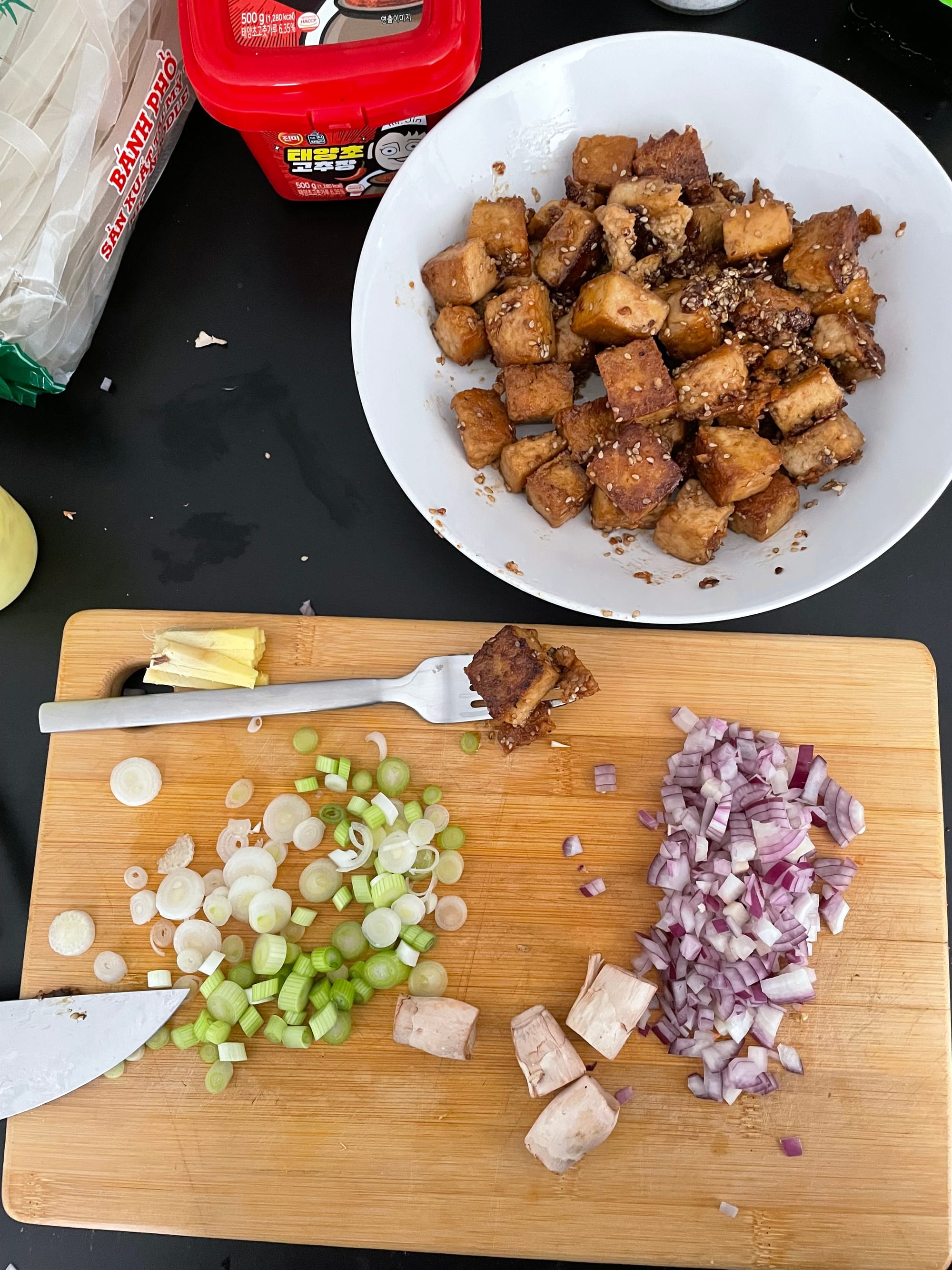 Pad Thai mit Sesam-Tahin-Sauce und Saitan Tofu