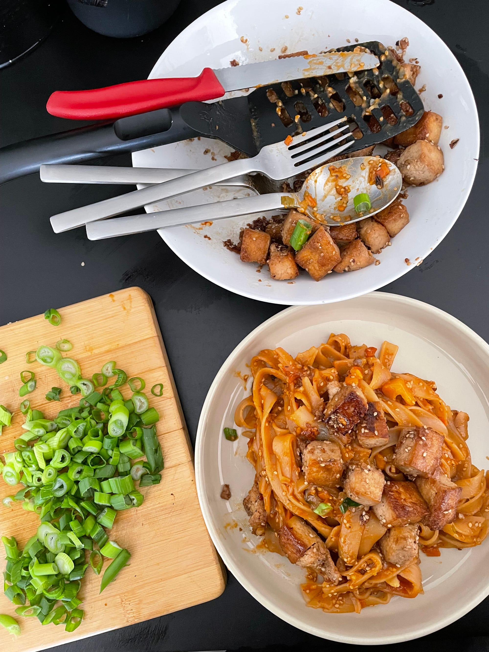 Pad Thai mit Sesam-Tahin-Sauce und Saitan Tofu