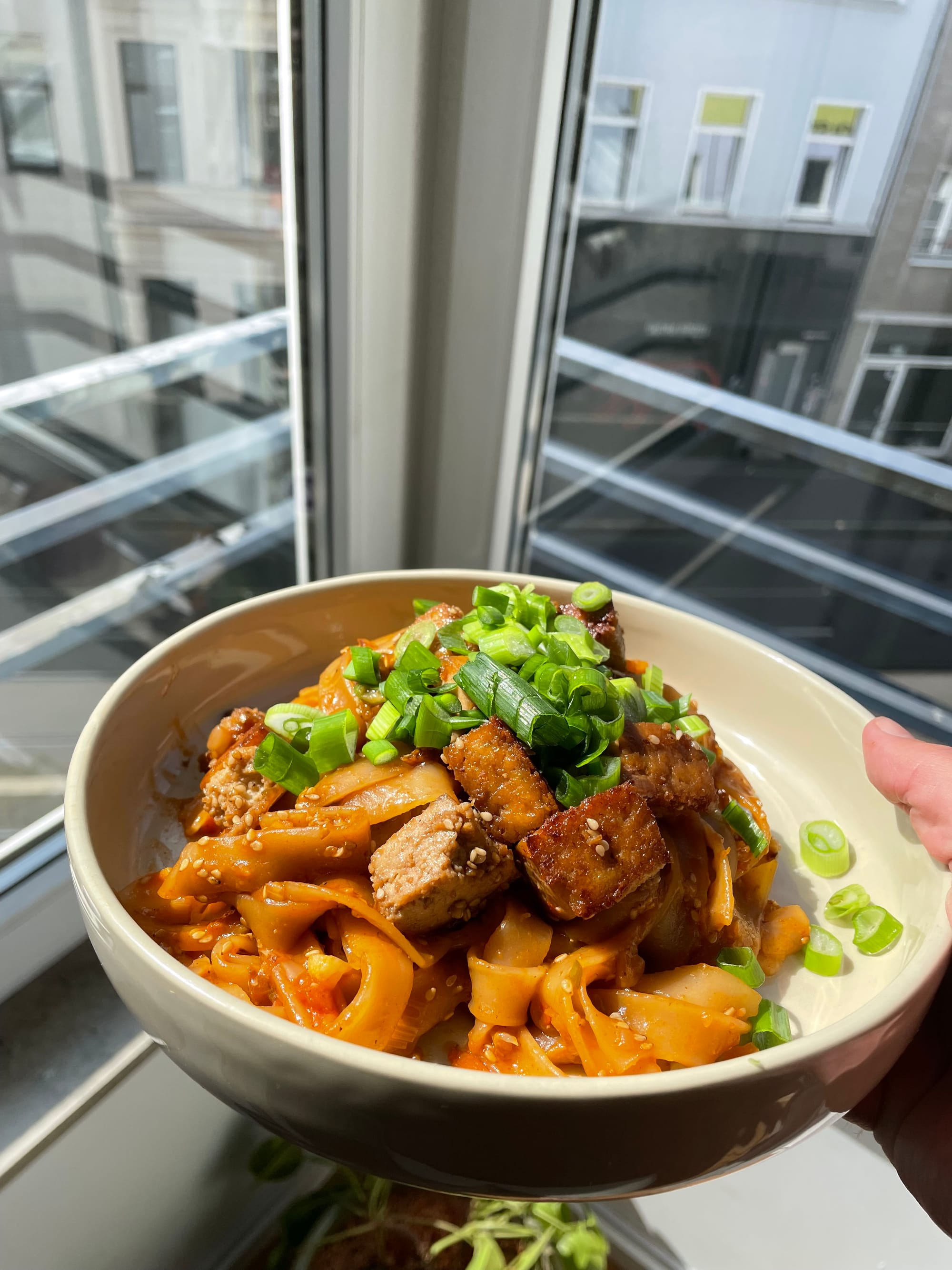 Pad Thai mit Sesam-Tahin-Sauce und Saitan Tofu