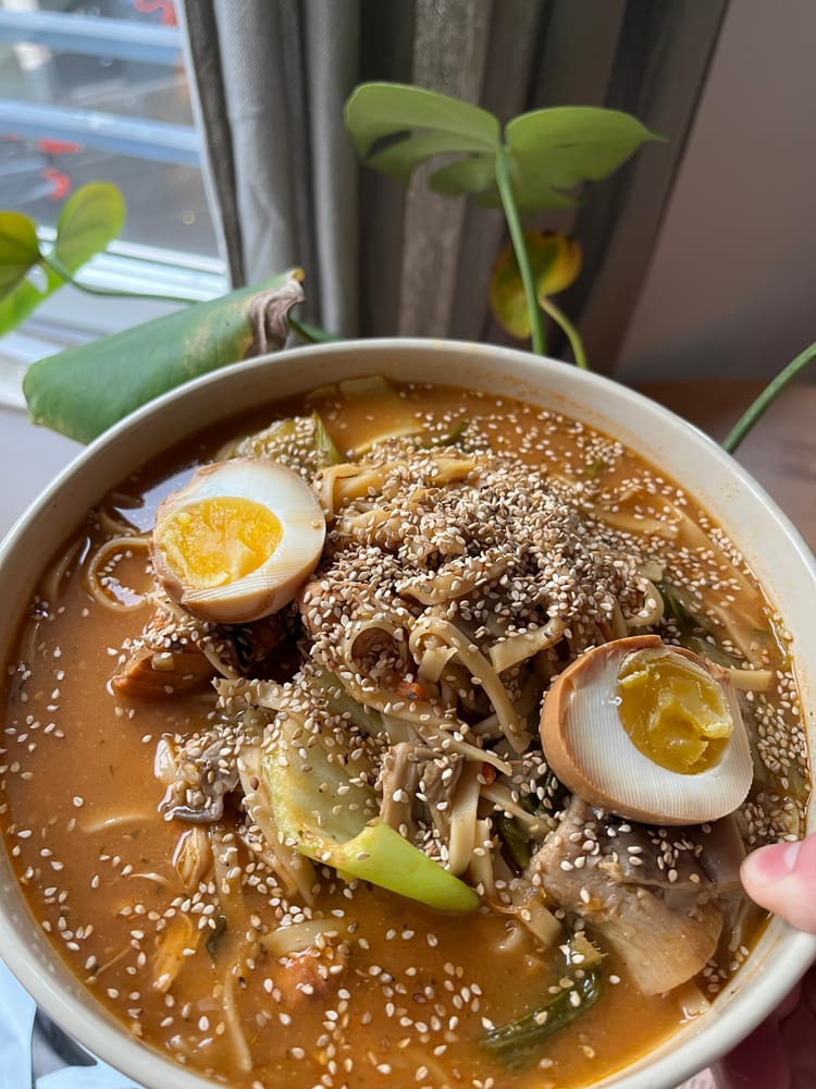 Miso-Ramen mit Hähnchen und Soya-Ei