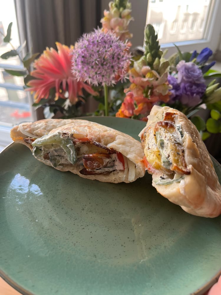 Gyros Pita mit Tzatziki und Pommes